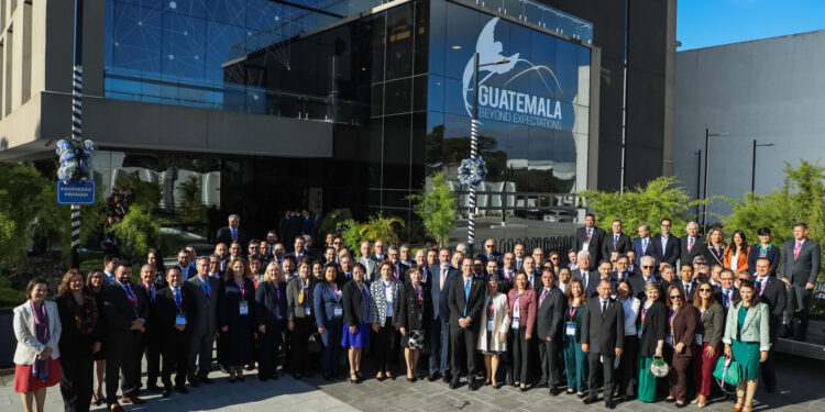 Jefes de Misión durante visita a Agexport. / Foto: Minex.