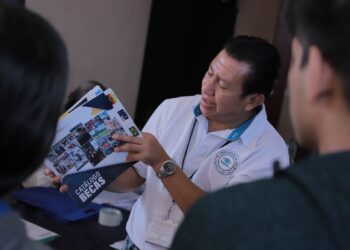 Población de Santa Rosa conoce opciones para optar a becas de estudios superiores