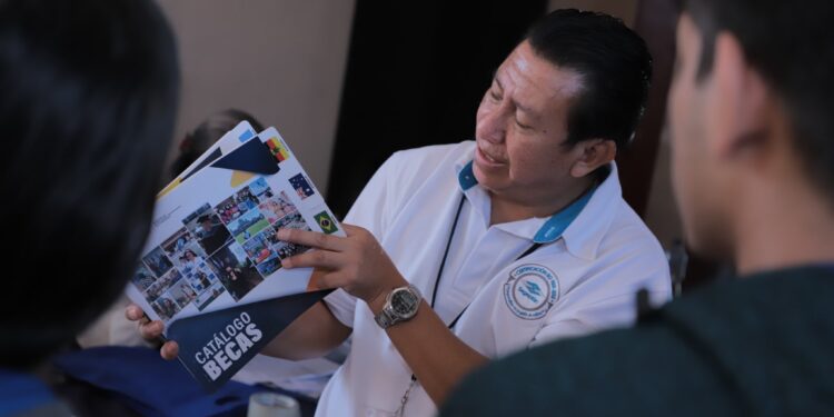 Población de Santa Rosa conoce opciones para optar a becas de estudios superiores