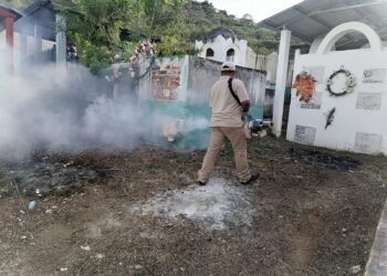 Fumigación en cementerios de Jalapa para la eliminación de zancudos. /Foto: MSPAS