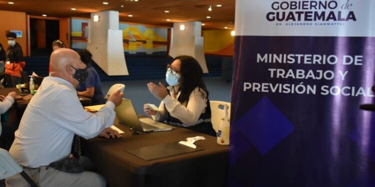 Mintrab instala quiosco de empleo en la ciudad de Guatemala