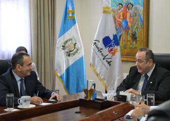 Presidente Alejandro Giammattei con el líder de la comitiva estadounidense. / Foto: SCSP.