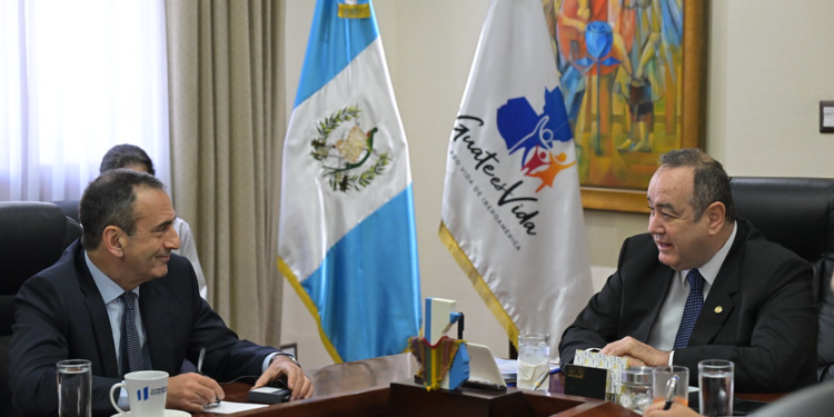 Presidente Alejandro Giammattei con el líder de la comitiva estadounidense. / Foto: SCSP.