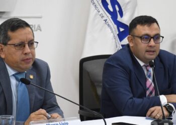 Marco Livio Díaz, superintendente de Administración Tributaria, y Fernando Suriano, intendente de Recaudación. / Foto: SAT.