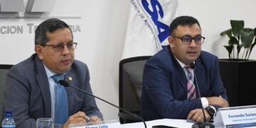 Marco Livio Díaz, superintendente de Administración Tributaria, y Fernando Suriano, intendente de Recaudación. / Foto: SAT.