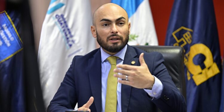 El secretario Molina subrayó la importancia de esta reunión para asegurar una transición gubernamental ordenada y basada en principios democráticos. / Foto: Álvaro Interiano.