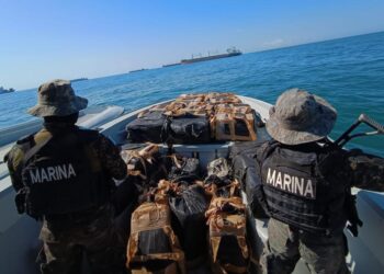 Aeronave de la Fuerza Aérea Guatemalteca intercepta embarcación en el Pacífico