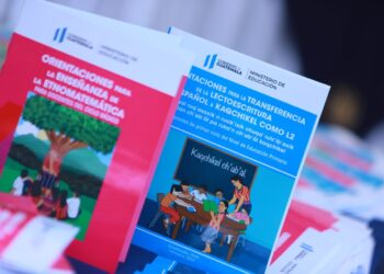 Guías guías y orientaciones para la enseñanza de lectoescritura en cakchiquel y etnomatemática. /Foto: Mineduc