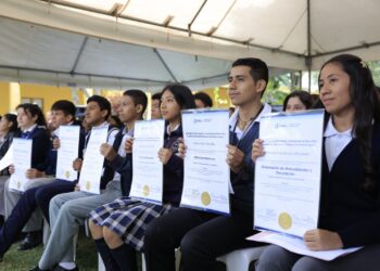 Estudiantes recibieron certificaciones de competencias. /Foto: Gilber García