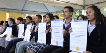 Estudiantes recibieron certificaciones de competencias. /Foto: Gilber García