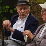 Personas sin contacto con familiares o amigos tienen riesgo de muerte 39 % mayor