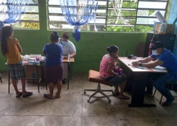 Personal de Salud brinda atención a familias en albergues habilitados en Izabal