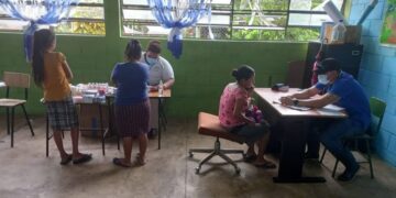 Personal de Salud brinda atención a familias en albergues habilitados en Izabal