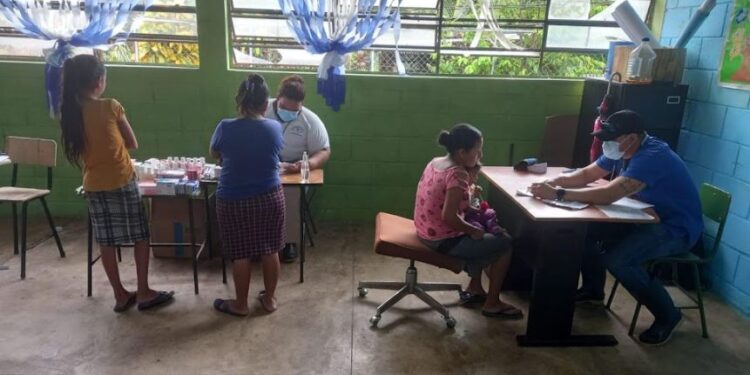 Personal de Salud brinda atención a familias en albergues habilitados en Izabal