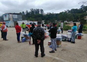 Entregan ayuda humanitaria a familias de la zona 18
