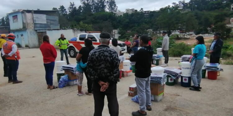 Entregan ayuda humanitaria a familias de la zona 18