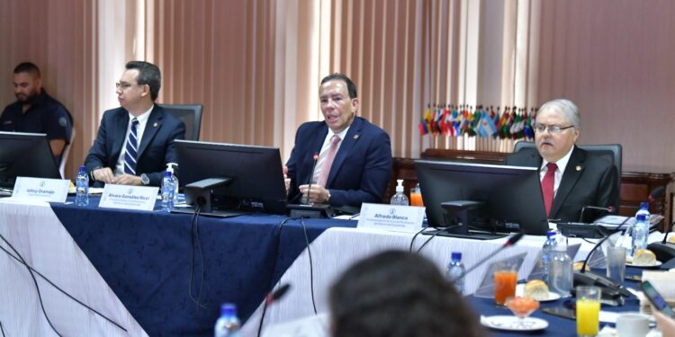 Conferencia de prensa del Banco de Guatemala. /Foto: Carlos Jacinto.