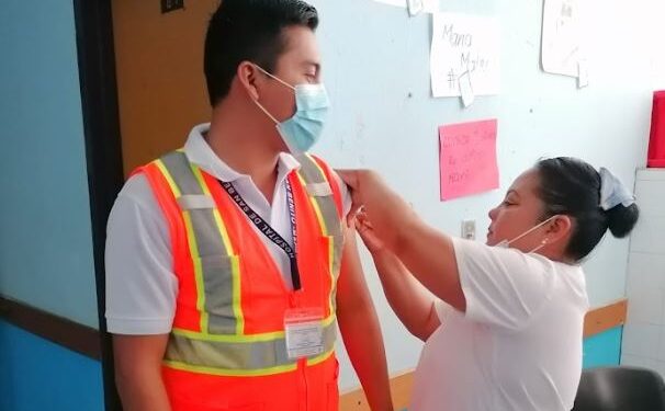 Desarrollan jornada contra la influenza en favor de trabajadores del Hospital de San Benito, Petén