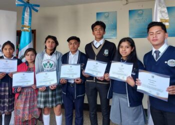 Entregan reconocimiento a estudiantes destacados en San Andrés Xecul, Totonicapán