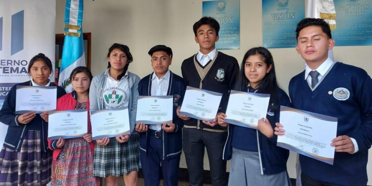 Entregan reconocimiento a estudiantes destacados en San Andrés Xecul, Totonicapán