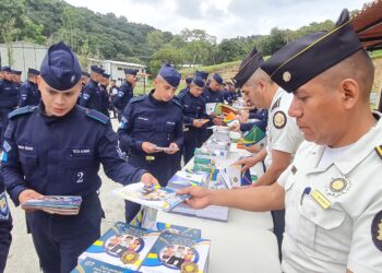 Entrega de guías como parte del plan de policía comunitaria. /Foto: PNC