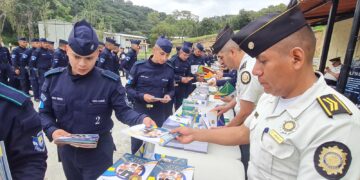 Entrega de guías como parte del plan de policía comunitaria. /Foto: PNC