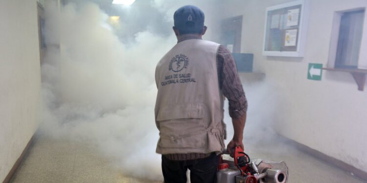 El MSPAS mantiene acciones de prevención contra el dengue como fumigaciones, para evitar la proliferación de zancudos. /Foto: MSPAS.