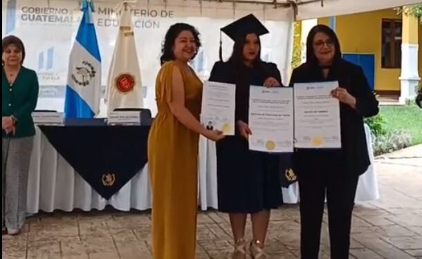 Entrega de diplomas y certificados a estudiantes. / Foto: Mineduc.