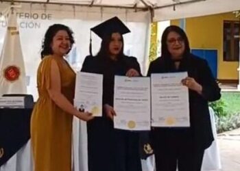 Entrega de diplomas y certificados a estudiantes. / Foto: Mineduc.