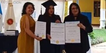 Entrega de diplomas y certificados a estudiantes. / Foto: Mineduc.