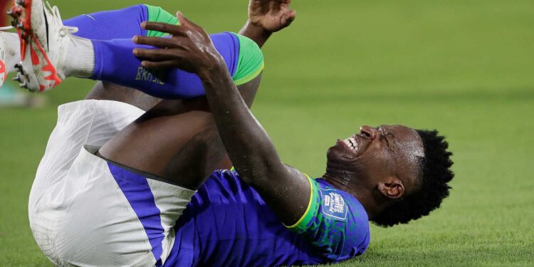 Vinícius sufre una rotura muscular y dice adiós a 2023