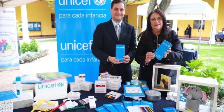 Entregan cajas lúdicas para el mejoramiento en los Cecodii. /Foto: Mineduc