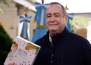 Presidente Alejandro Giammattei con la obra Ruta Gastronómica. / Foto: Dickéns Zamora.