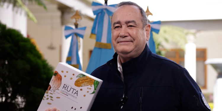 Presidente Alejandro Giammattei con la obra Ruta Gastronómica. / Foto: Dickéns Zamora.