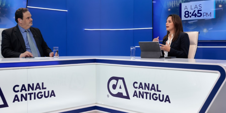 Secretaria Luz Keila Gramajo Vilchez en entrevista. / Foto: Gilber García.