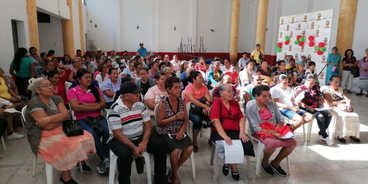 Entregan sacos de arroz a familias de Jalpatagua, Jutiapa