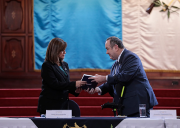 Presidente entregó a la vicepresidente electa el Informe de Transición. / Foto: Noé Pérez.