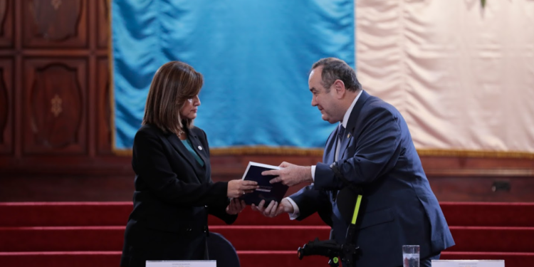 Presidente entregó a la vicepresidente electa el Informe de Transición. / Foto: Noé Pérez.