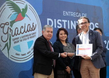 Autoridades del Mineco en entrega de distintivos del Sello Blanco. / Foto: Noé Pérez.