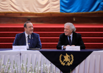 Presidente Giammattei y el secretario Luis Almagro en el salón banderas. / Foto: Noé Pérez.