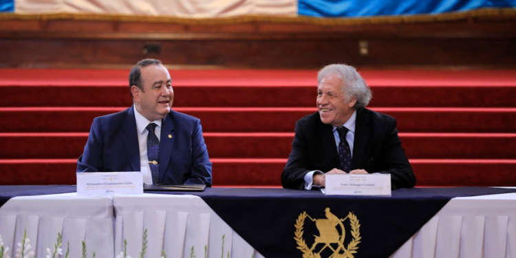 Presidente Giammattei y el secretario Luis Almagro en el salón banderas. / Foto: Noé Pérez.