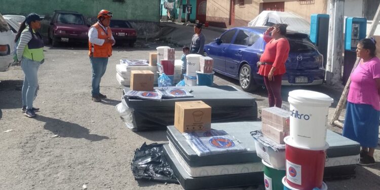 Entregan ayuda humanitaria a familias afectadas por incendio en la zona 7 de la ciudad