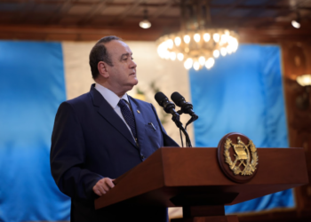 El presidente Alejandro Giammattei reiteró su compromiso con la transmisión de mando. / Foto: Gilber García.