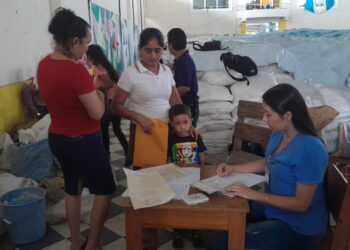 Entregan alimentos a familias de Morales, Izabal. /Foto: Centro de Salud de Morales