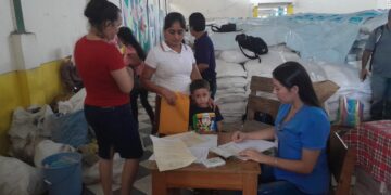 Entregan alimentos a familias de Morales, Izabal. /Foto: Centro de Salud de Morales