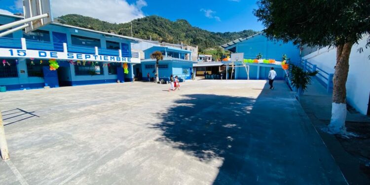 Entregan mejoramiento de escuela primaria en San Antonio Sacatepéquez, San Marcos