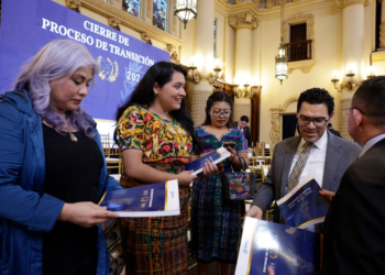 Presidente hizo entrega de varias copias del Informe de Transición a los representantes del binomio electo. / Foto: Dickéns Zamora.