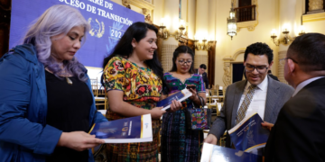 Presidente hizo entrega de varias copias del Informe de Transición a los representantes del binomio electo. / Foto: Dickéns Zamora.