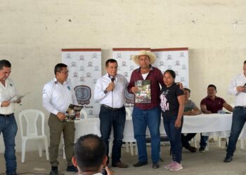Entregan escrituras registradas a beneficiarios de Comapa, Jutiapa