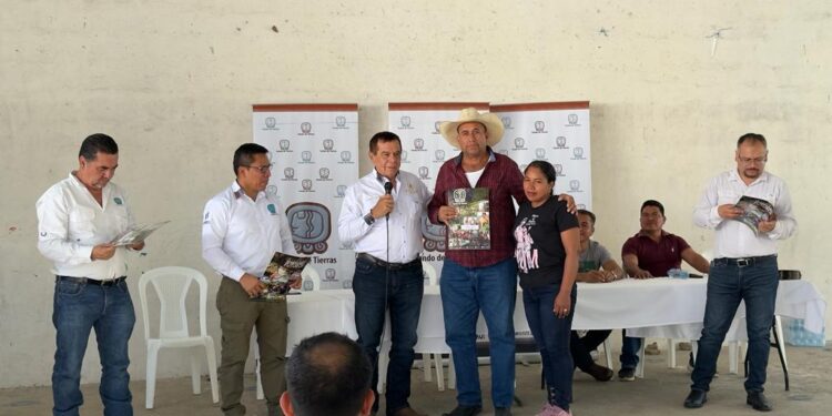 Entregan escrituras registradas a beneficiarios de Comapa, Jutiapa